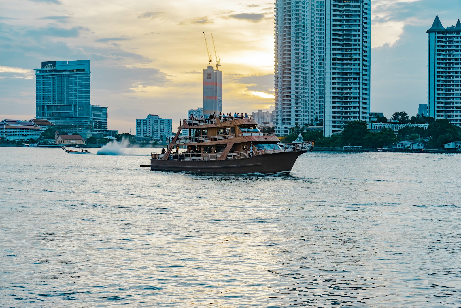 Le fleuve Chao Phraya est l’artère vitale de Bangkok.