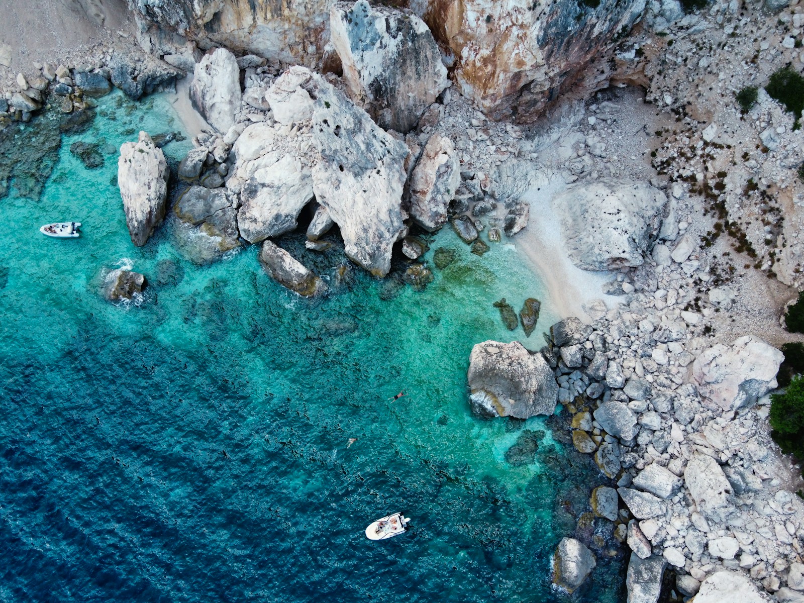 Le nord de la Sardaigne abrite de nombreuses plages confidentielles, souvent difficiles d’accès, mais d’une beauté sauvage et remarquablement bien préservées.
