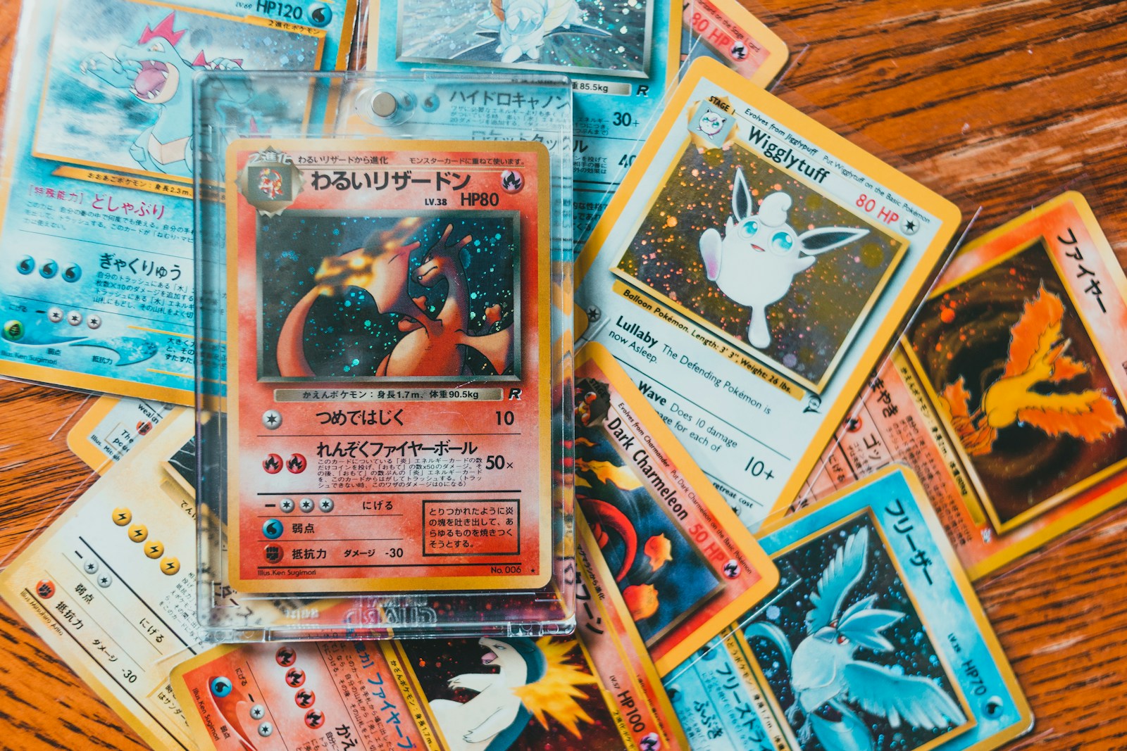 Les cartes Pokémon authentiques ont un toucher spécifique