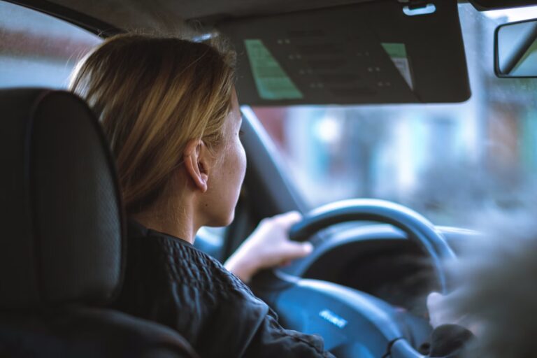 Article | Jeune conducteur : checklist des équipements à avoir pour commencer à prendre la route