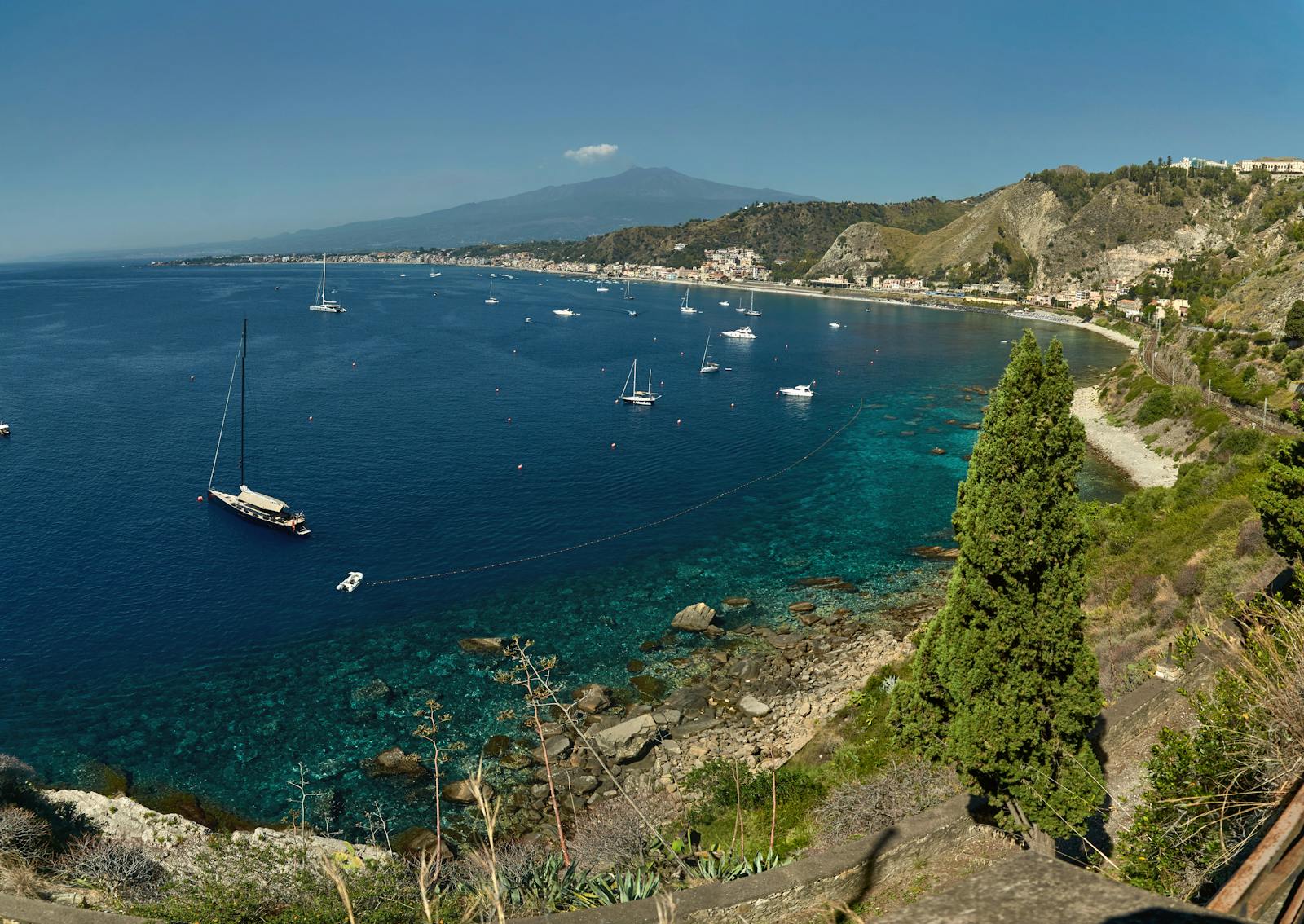 Ses plages sont parmi les plus belles de la côte ionienne.