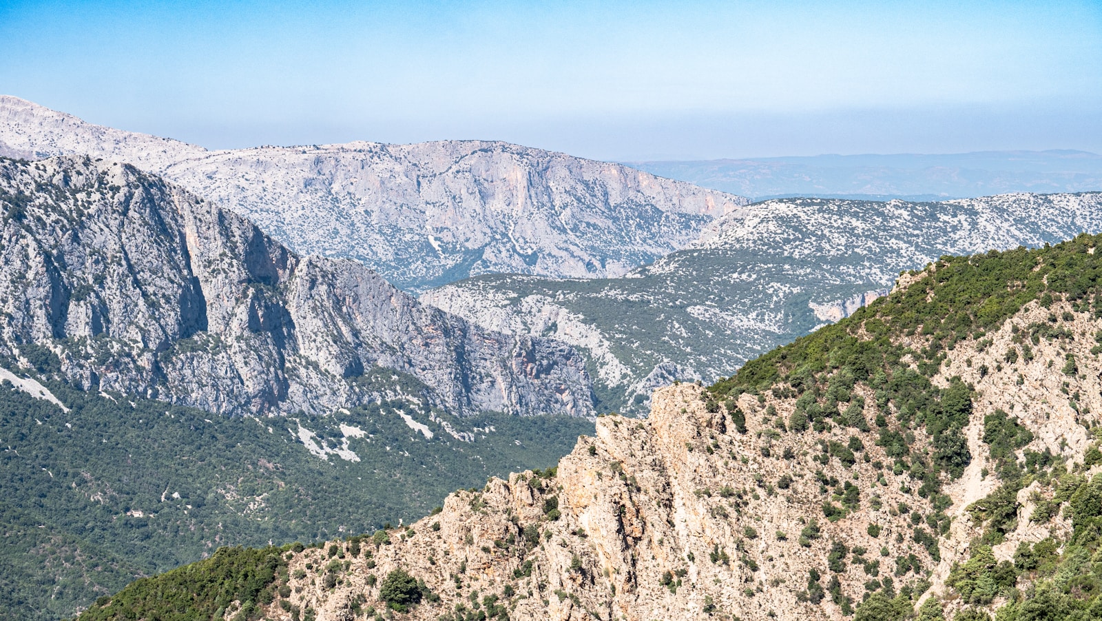Tempio Pausania révèle une facette méconnue de la Sardaigne du Nord : celle des montagnes paisibles et silencieuses.