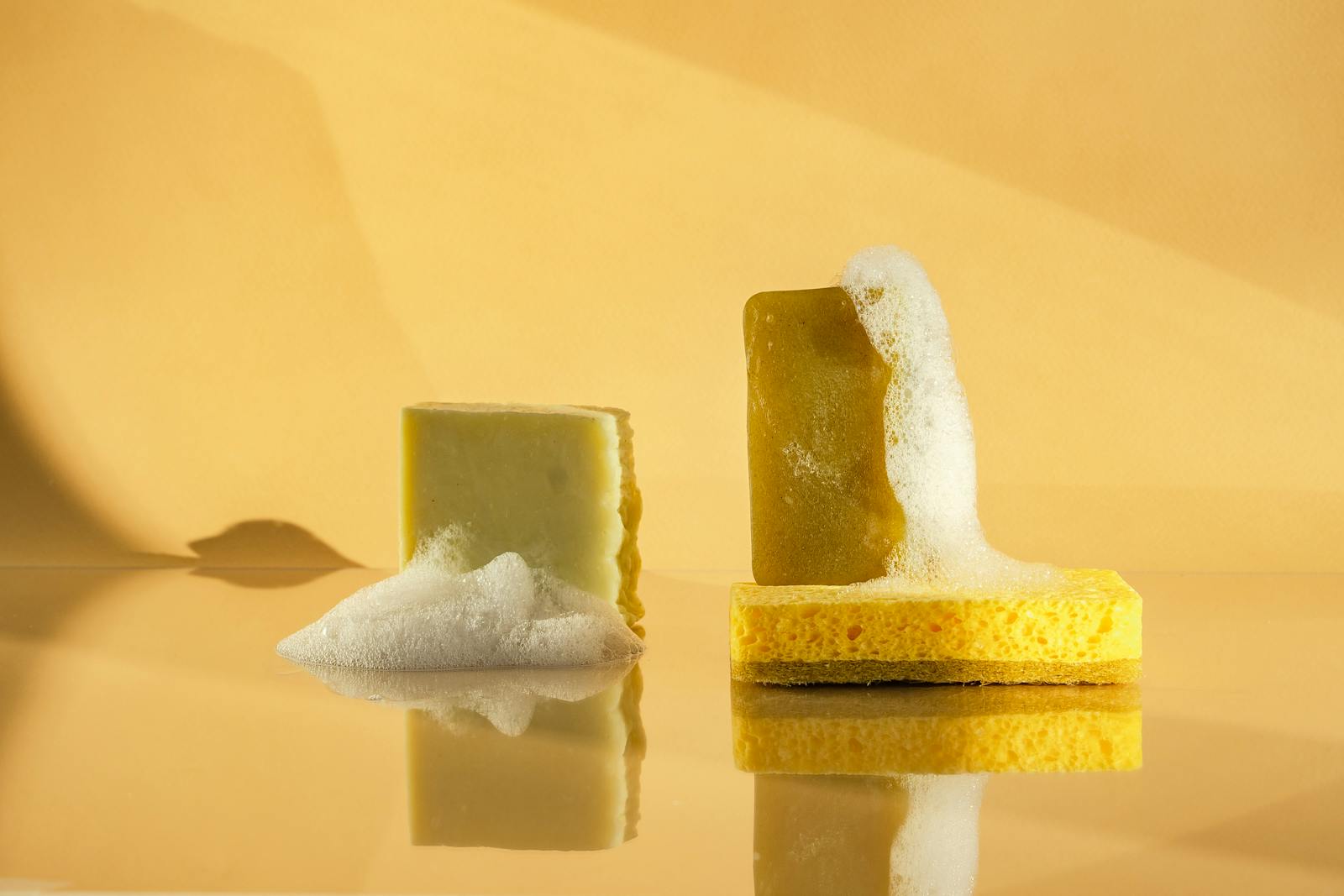 Une erreur fréquente consiste à frotter énergiquement la tache de gras avec un chiffon ou une éponge, ce qui risque d'aggraver la situation.