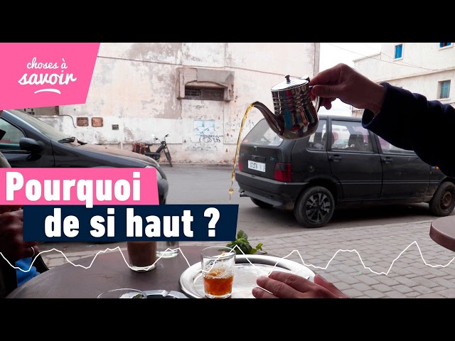 Pourquoi sert-on parfois le thé de très haut ?