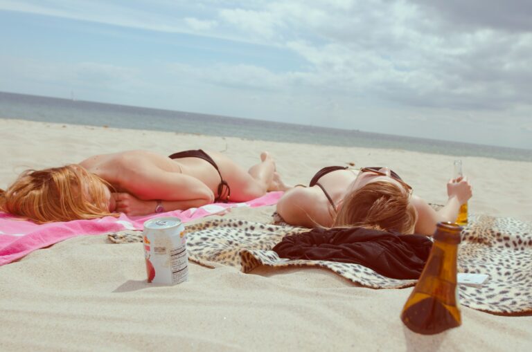 Article | Comment bien préparer sa peau au soleil entre UV, autobronzants et compléments ?