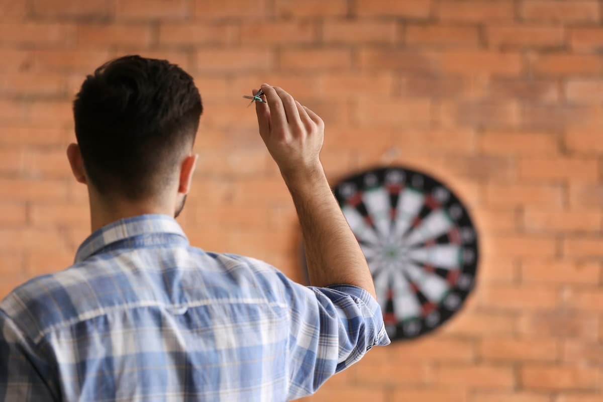 Pourquoi la précision n'est pas le seul élément important au jeu de fléchettes, mais aussi la posture