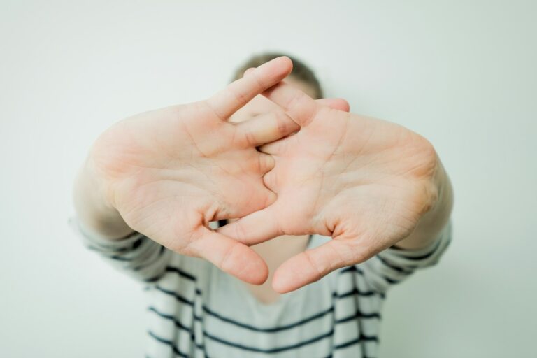 Article | Faire craquer ses articulations : risque pour la santé ou geste sans danger ?