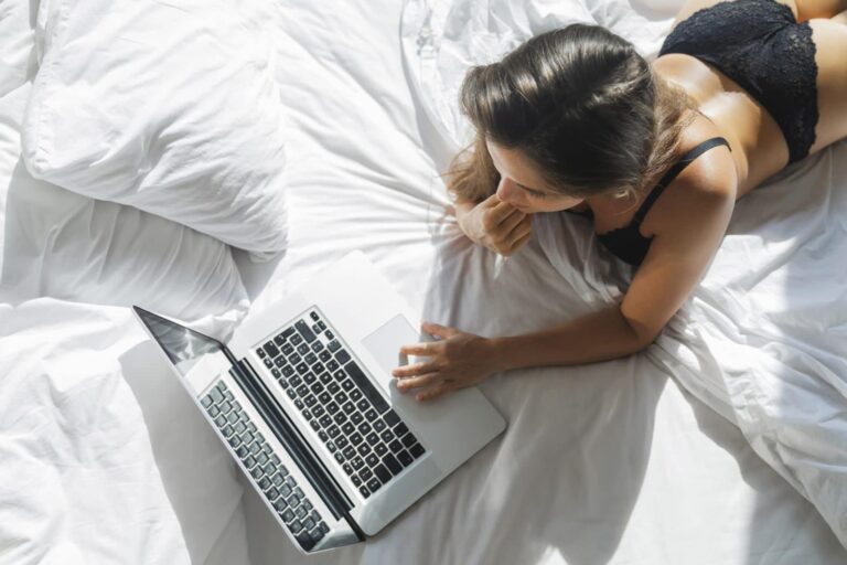 Article | Camgirls et hommes mariés : le nouveau tabou conjugal