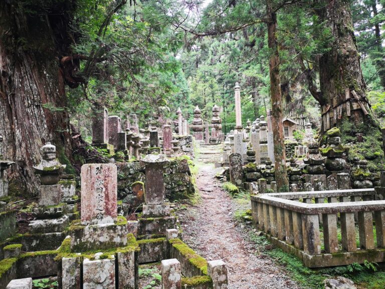 Article | Le fascinant cimetière du mont Kōya au Japon