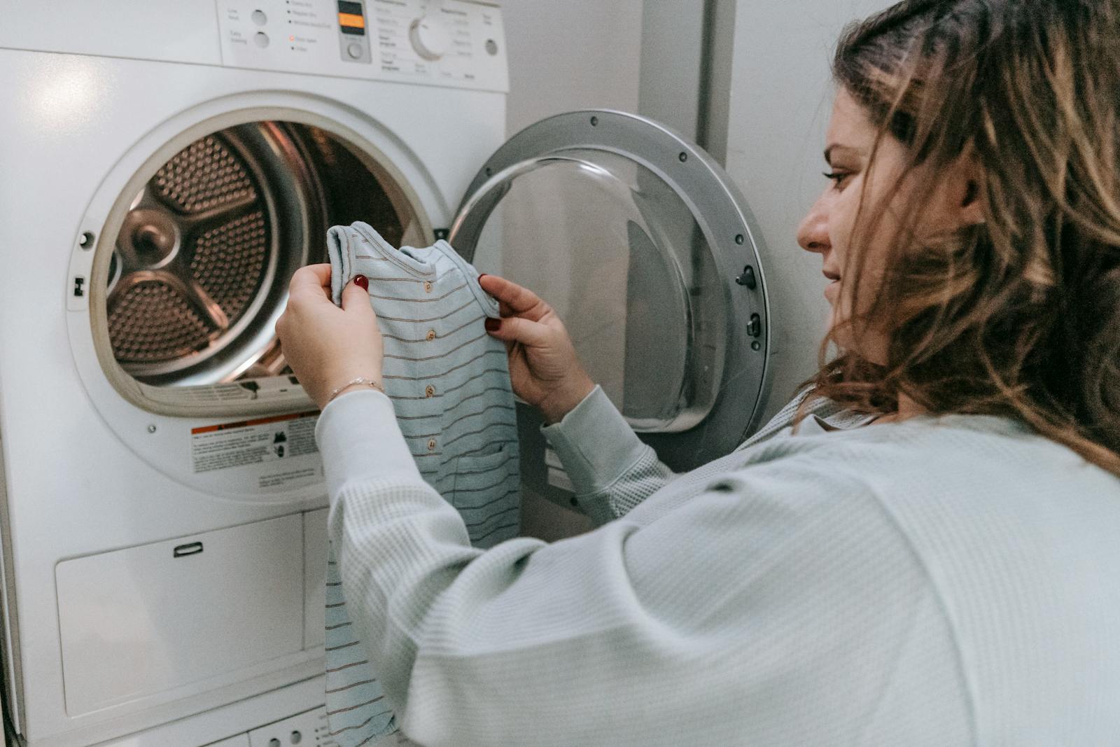 Pour enlever les taches de cerise, il faut rester prudent lors du lavage et du séchage.