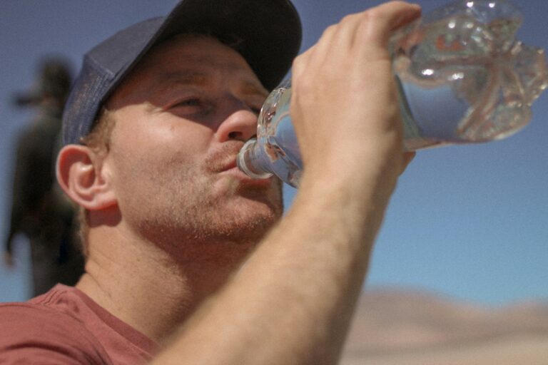 Article | Pourquoi il ne faut jamais boire une bouteille en plastique oubliée dans une voiture
