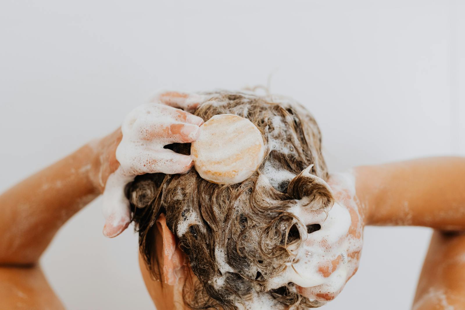 Quel est le premier endroit à nettoyer sous la douche ?