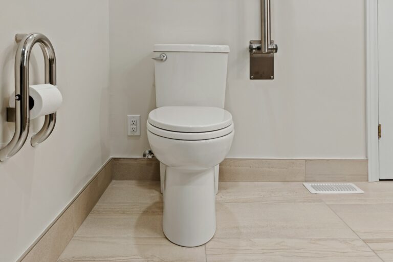 Article | Quels produits choisir pour remplacer l’eau de Javel dans le nettoyage des toilettes ?