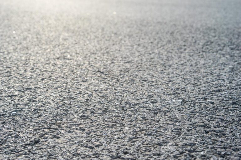 Article | Comment repérer les premiers signes de dégradation de votre revêtement d’asphalte ?