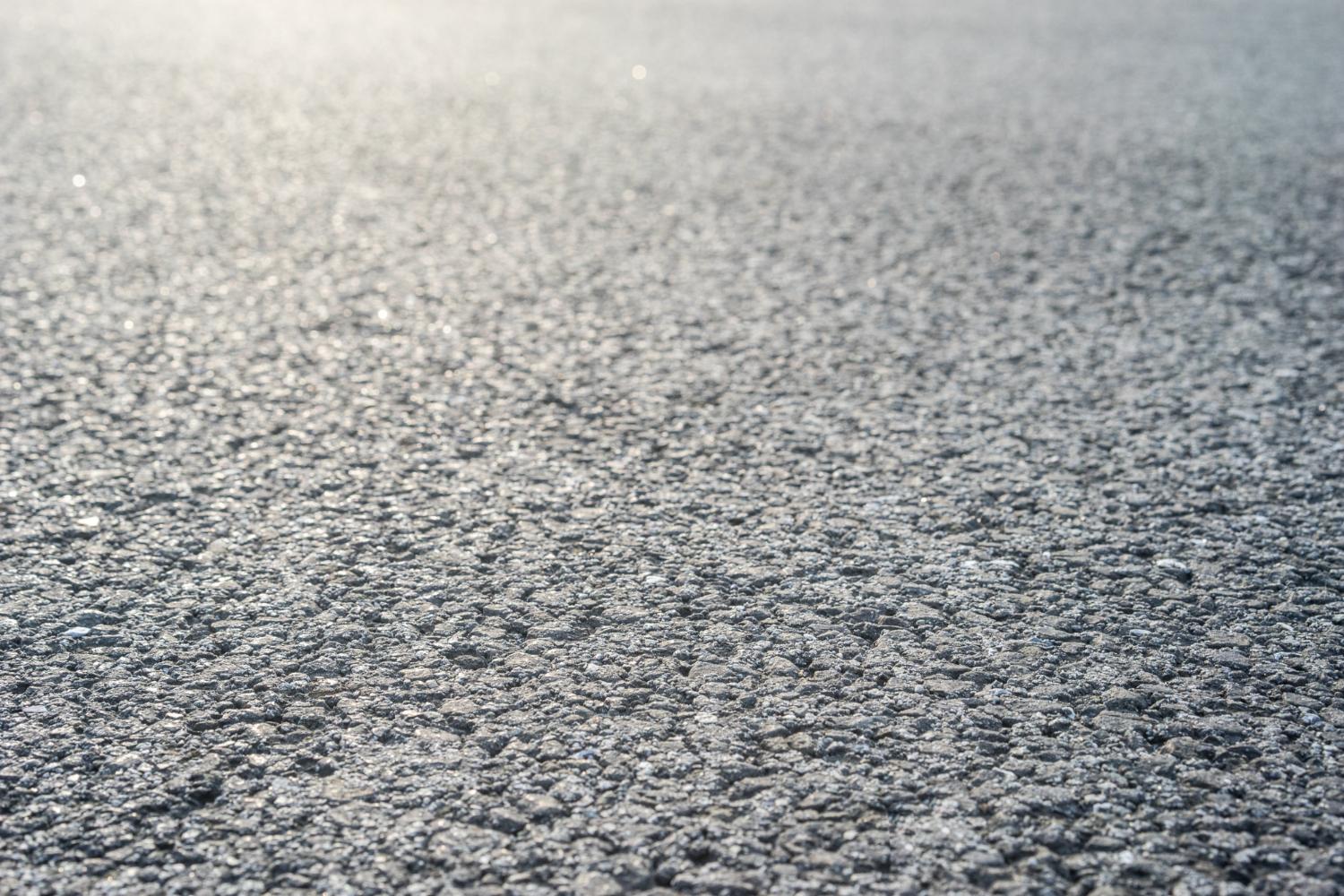 Comment repérer les premiers signes de dégradation de votre revêtement d’asphalte ?
