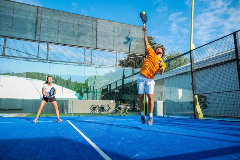 Article | Pourquoi le padel révolutionne les clubs sportifs français et attire 500 000 nouveaux adeptes