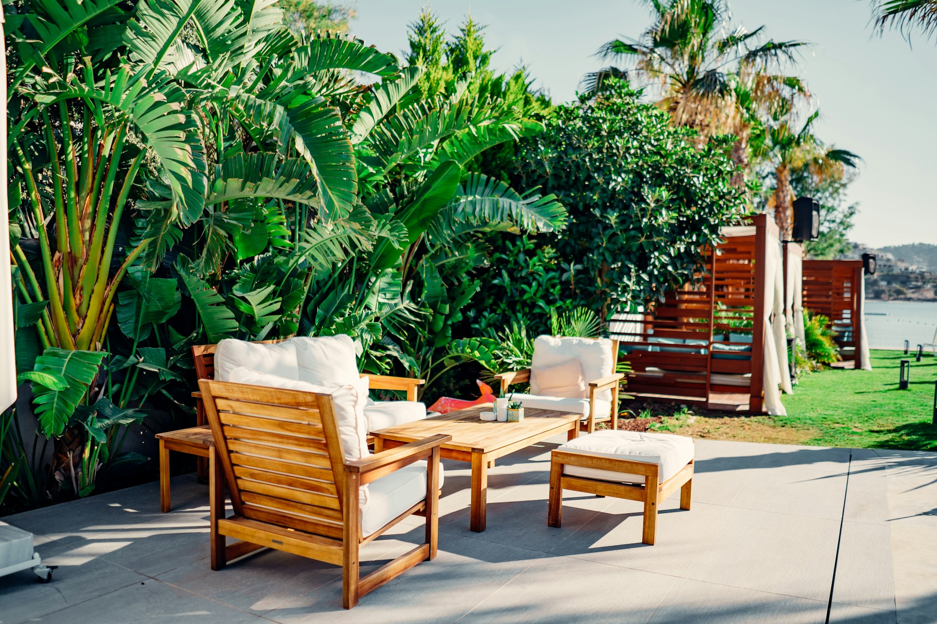 Quelques astuces pour conserver l'éclat de votre mobilier de jardin en teck