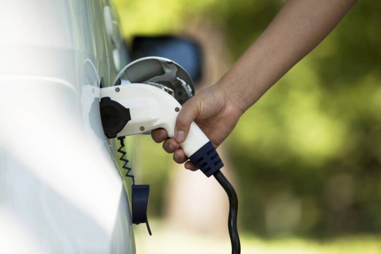 Article | L’expérience de conduite en PHEV : entre silence électrique et polyvalence thermique