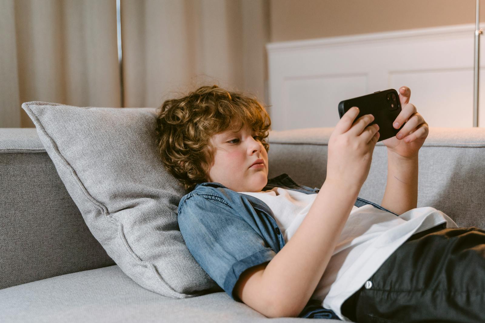Comment les écrans bouleversent les relations familiales