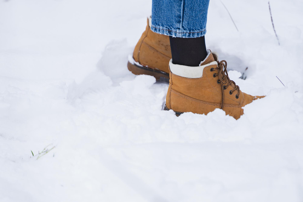 Chutes en hiver : les équipements anti-dérapants testés et comparés