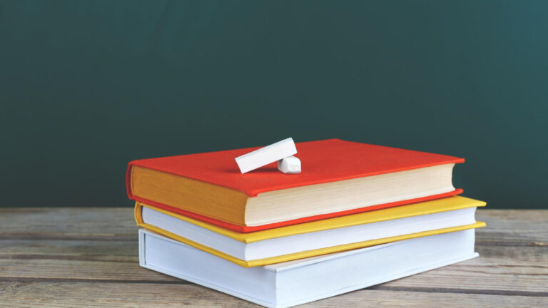 Article | Comment bien choisir une librairie en ligne pour commander des manuels scolaires français depuis l’étranger ?