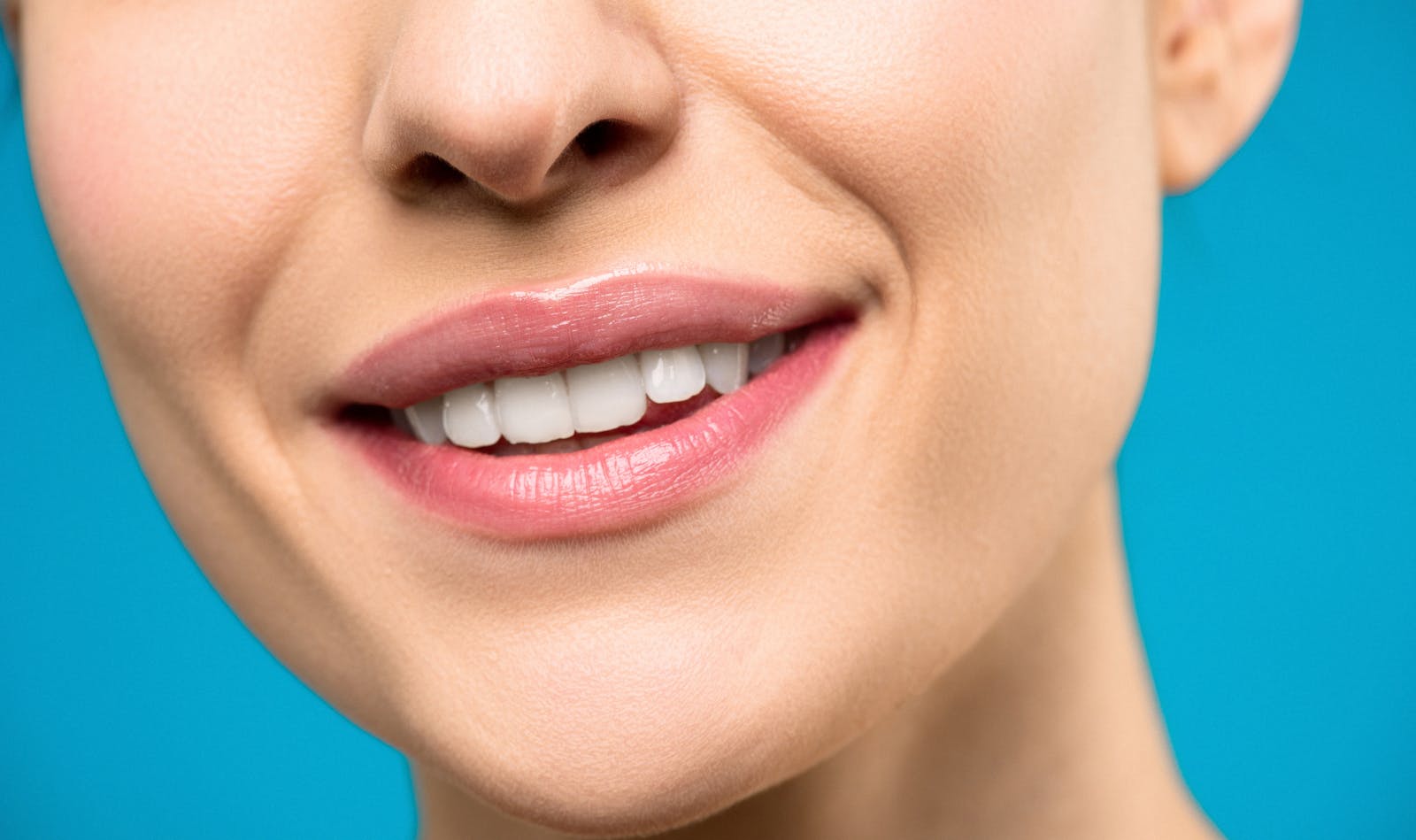 Le bicarbonate de soude pour des dents plus blanches : quels risques ?