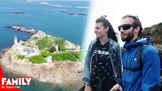 Ils ont tout plaqué pour vivre sur île… Loin de tout !