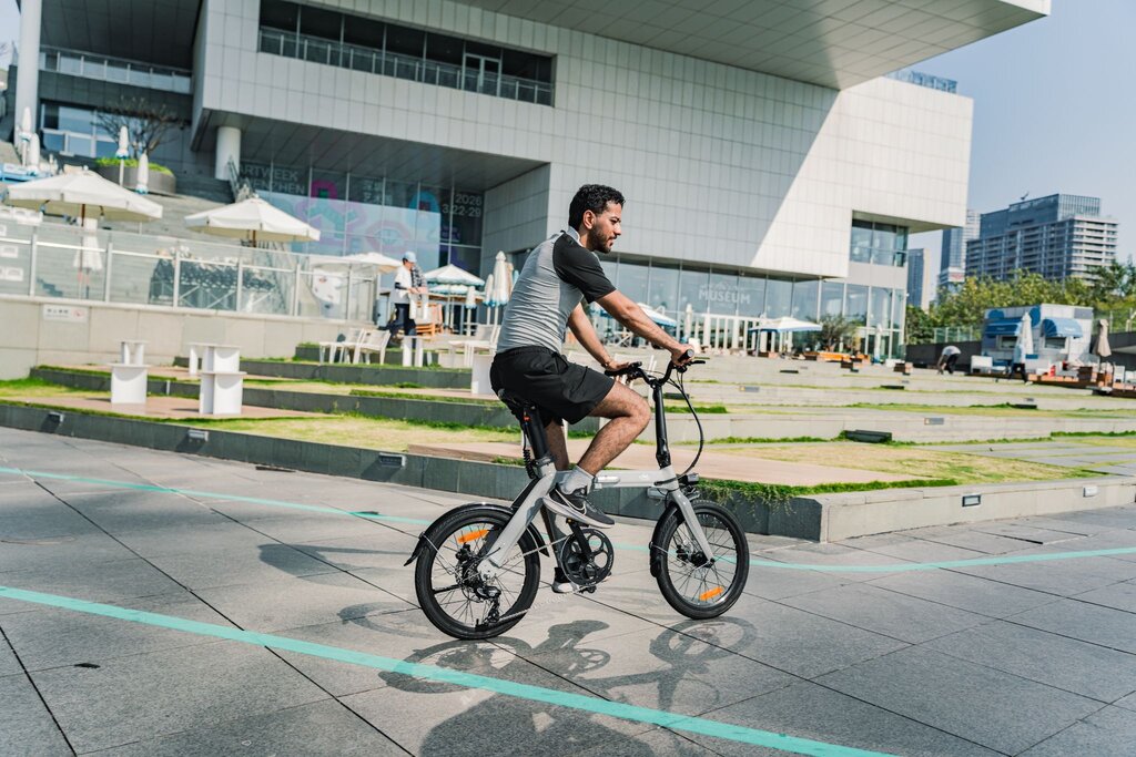 Comment les v&eacute;los &eacute;lectriques transforment la mobilit&eacute; urbaine en Europe et en Asie