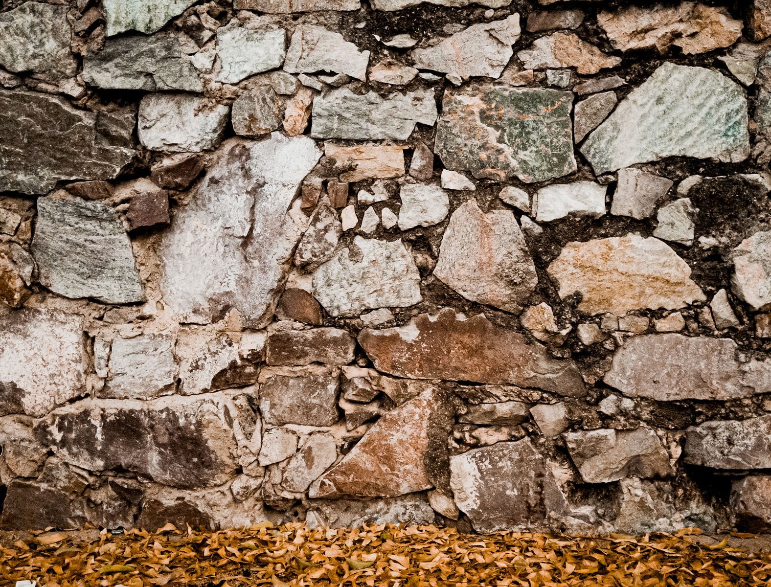 Mur en pierre qui penche : comment le consolider?